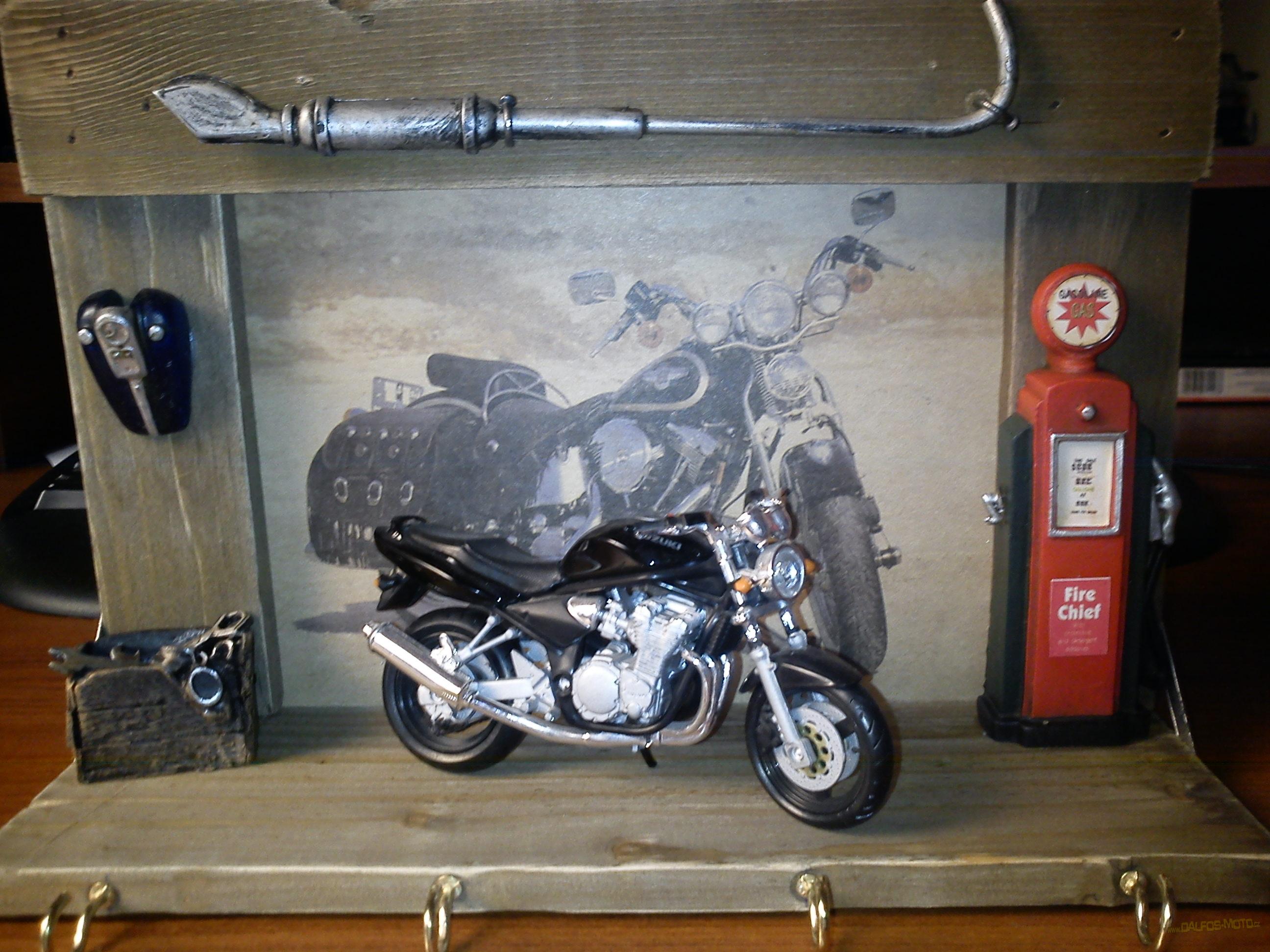 Moto věšák na klíče